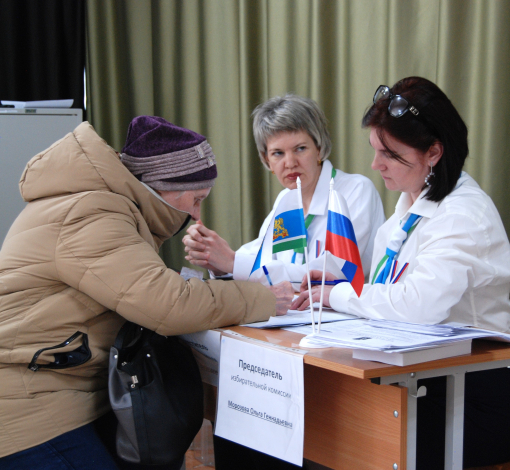 Пришедшим избирателям члены УИК разъясняют порядок действий при голосовании.