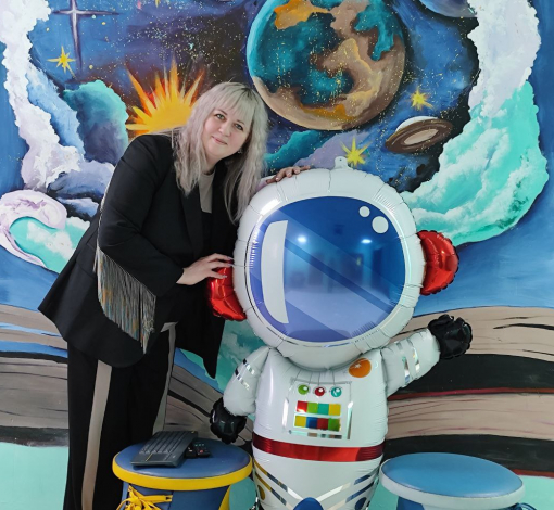 Логопед-дефектолог Елена Олеговна Позняк считает, что занятия с детьми должны быть захватывающими, как путешествие в космос на ракете будущего. 