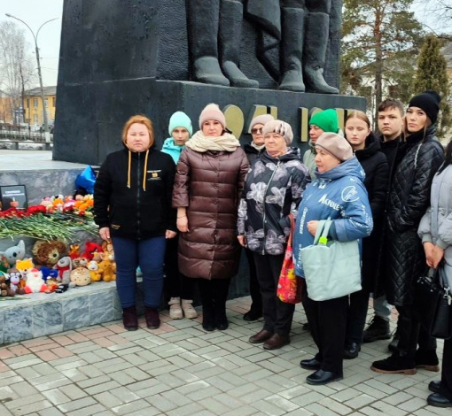 Волонтеры группы Евгении Деевой принесли цветы к мемориалу памяти по жертвам теракта в Подмосковье.