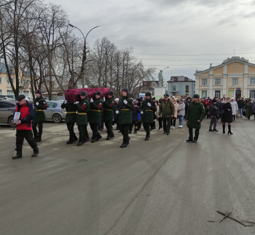 На фото: Большая колонна пришедших проститься с Олегом Юдахиным прошла по площади Советов. 
