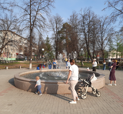 Каждое лето городской фонтан становится местом притяжения артемовцев всех возрастов. Вот бы его еще берегли.