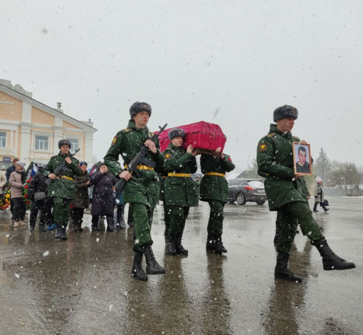 Последний путь по родной земле. Сергея Скутина похоронили с почестями.