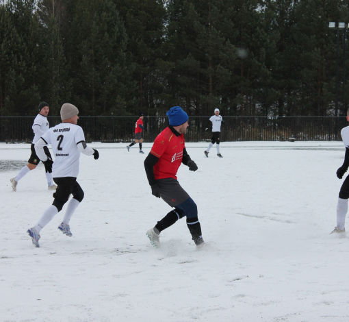 Игроки ФК "Урожай" тренируются даже на снегу.