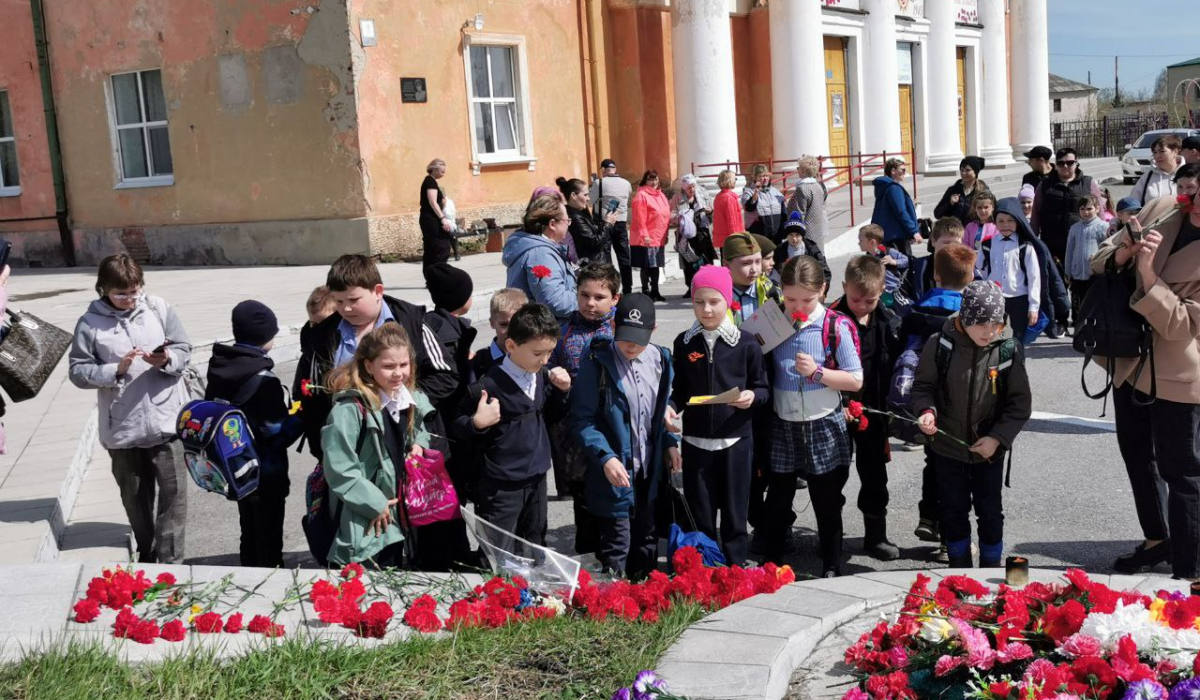 ОДНА НА ВСЕХ ПОБЕДА! В п. Буланаш Вахту Памяти несут воин спецоперации,  общественники, вчерашние солдаты и матросы