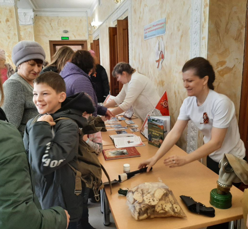 Теперь паренек знает как собрать вещмешок и что туда входит. 