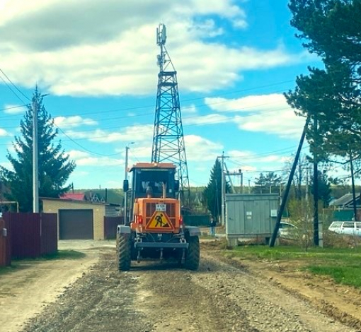 Заслышав громкий рокот грейдера жители ул. Красный луч выходили из домов понаблюдать за процессом.