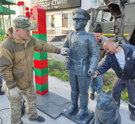 Памятник весом больше тонны установили в сквере Победы