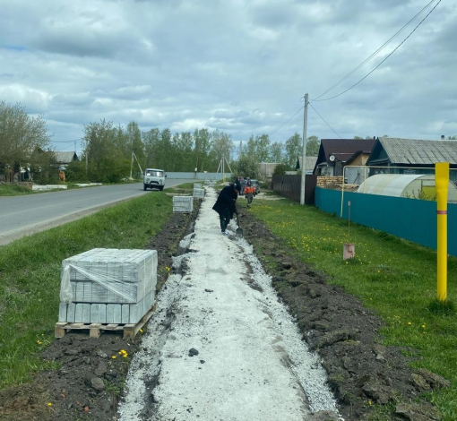 В эти дни идет ремонт тротуаров на ул. Полярников в городе.