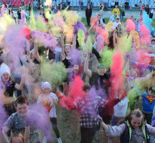 1 июня в Артемовском в фото и видео: разноцветный праздник детства