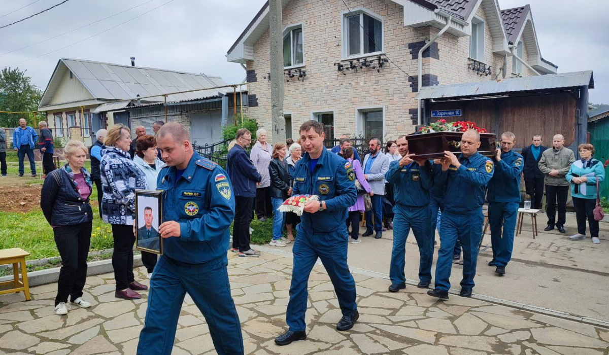 Тебя не стало, и грустно стало!” Пожарные простились с капитаном Павлом  Зобниным