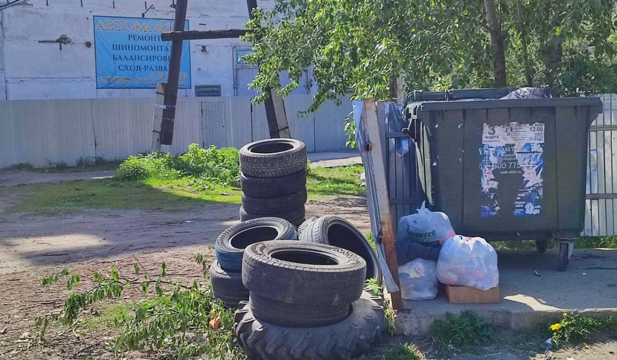 Цирковые афиши, медведь в кресле, а сейчас на Буланаше - инсталляция из автопокрышек  