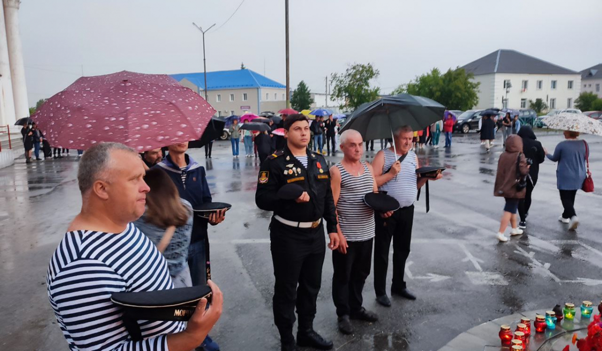 &quot;Моряки воды не боятся!&quot;. Дождь не остановил буланашцев, собравшихся на акцию &quot;Свеча памяти&quot;