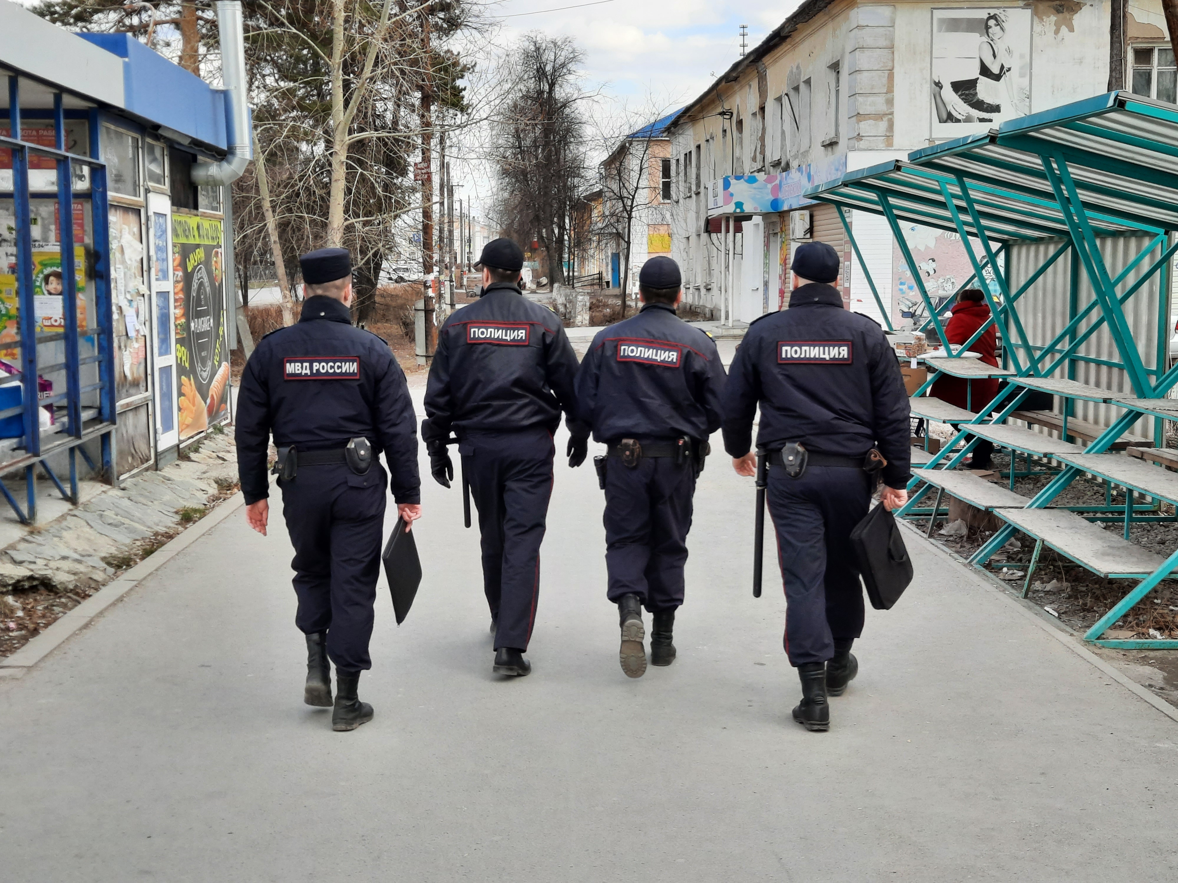 А вдруг брак - фиктивный? Нелегальных мигрантов проверяла полиция  Артемовского