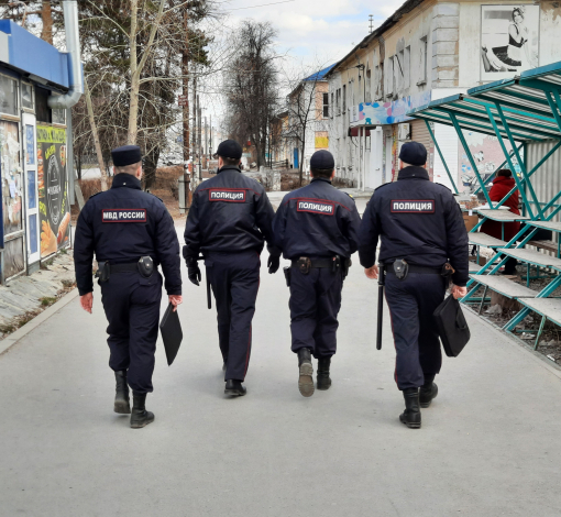 Полиция проверяла где живут и работают мигранты в Артемовском. 