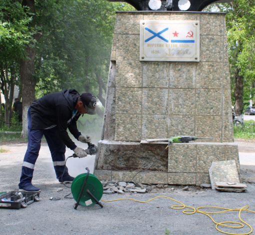 У создателя памятника Олега Хлюпина осталась в загашнике новая плитка. Ее и пустили в дело.