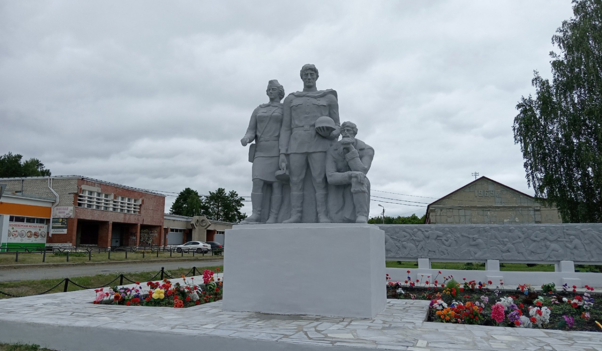 В поселке Сосновый Бор обновили памятники