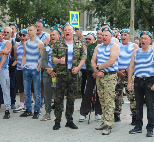 Трехкратное Ура в честь дня ВДВ звучало на всю округу.