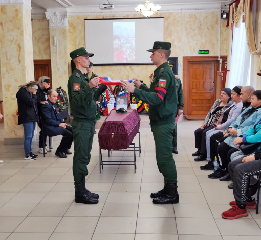 Второго сына и брата хоронят Шараповы. Первый погиб в автокатастрофе.