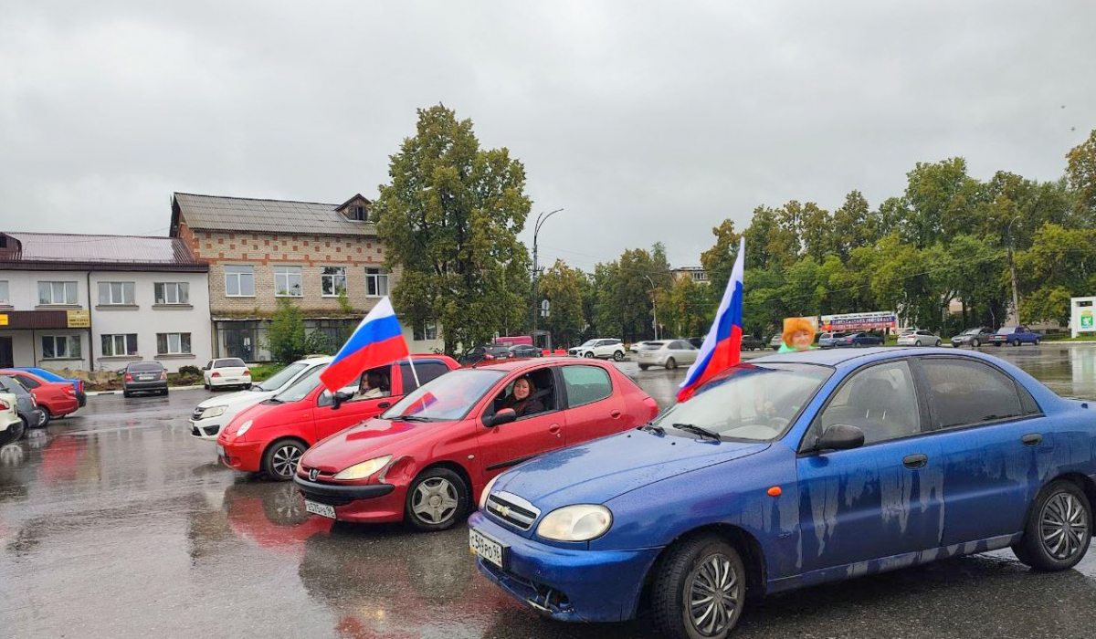 Автопробег в честь Дня флага в Артемовском