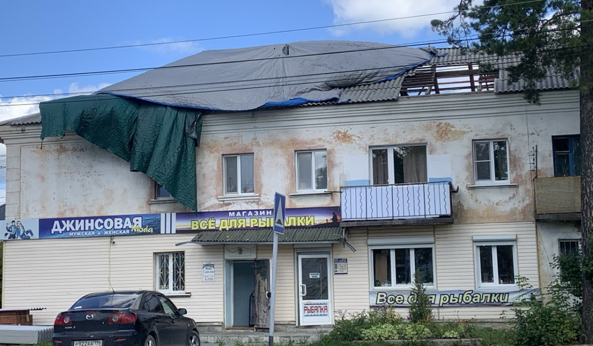 Крышу  на Физкультурников чинят, но «парашют» все еще развевается
