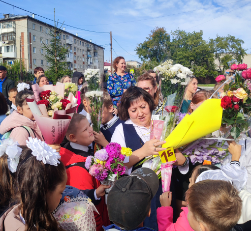 Первоклашки засыпали цветами своего первого учителя. Когда, как не в День знаний, выразить столько почета и уважения к нелегкому труду педагога.