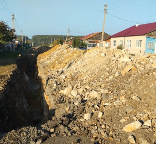 Вот так перед запуском отопления сегодня выглядит место капремонта сетей в с. Мироново, на который предусматривался 21 млн 700 тыс рублей.