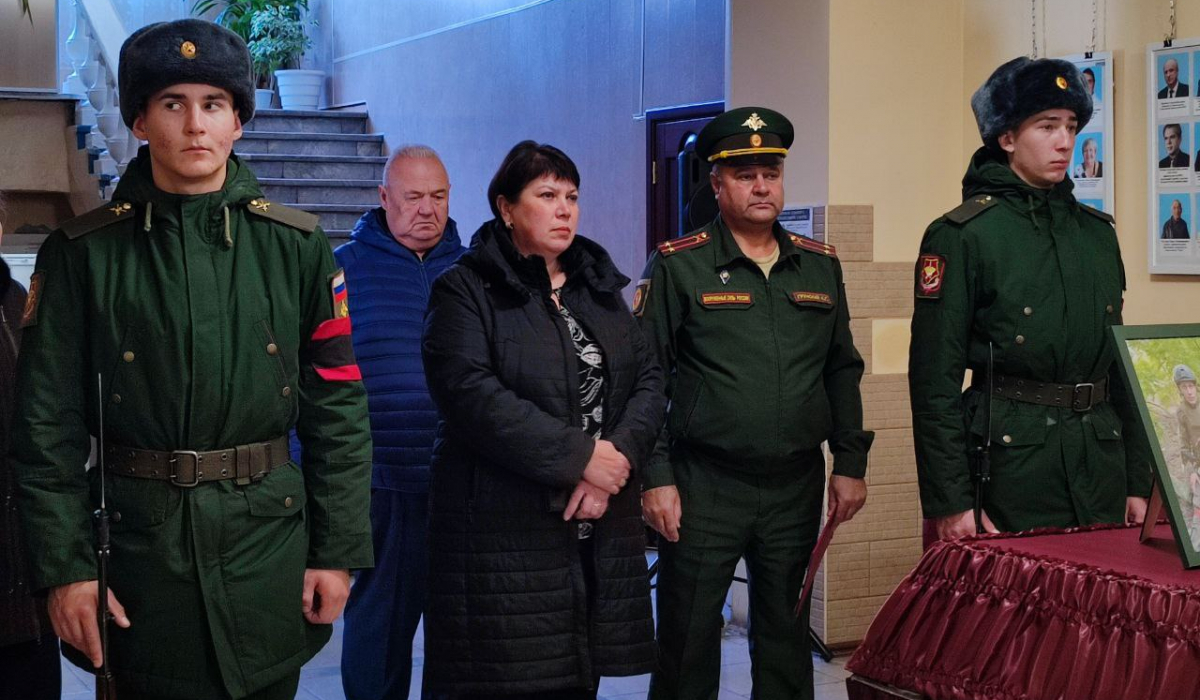 &quot;Будем помнить! Его продолжение - сын&quot;. Прощание с погибшим воином Константином Никоновым прошло в Артемовском