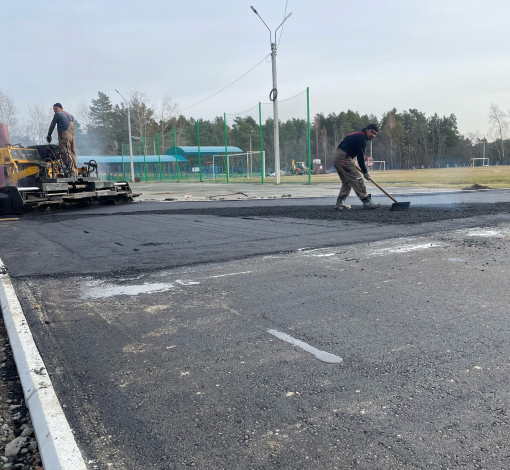 Основание под современное покрытие дорожки вокруг поля готово.