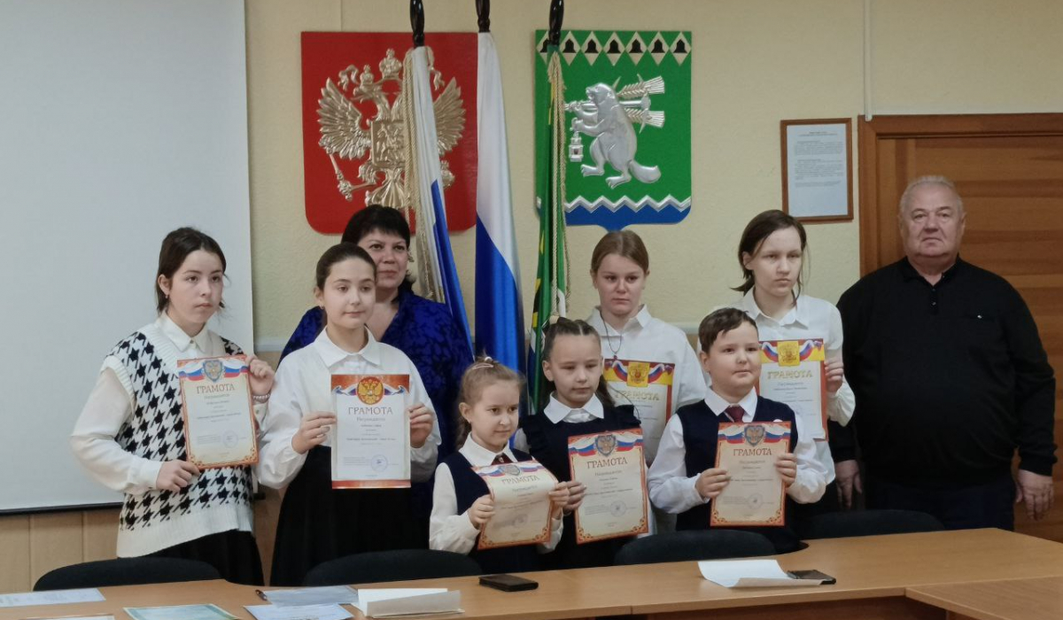 В артемовской администрации чествовали школьников, предпринимателя и лучшего продавца 