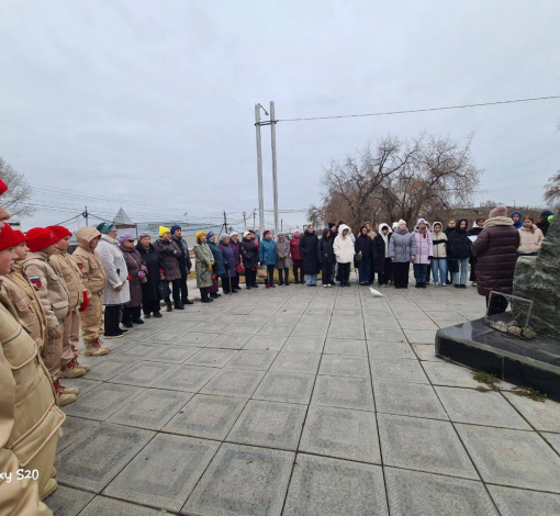 Около пятидесяти человек собрались у мемориала в Артемовском, чтобы вспомнить о трагическом прошлом и извлечь из него важные уроки. 