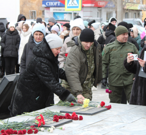 Участник СВО, десантник Николай Юшин, потерял в бою на Запорожском направлении кисть руки и ногу: “Я не смог обойти стороной этот памятный день. Россияне всегда помнят и чтут память своих героев”.