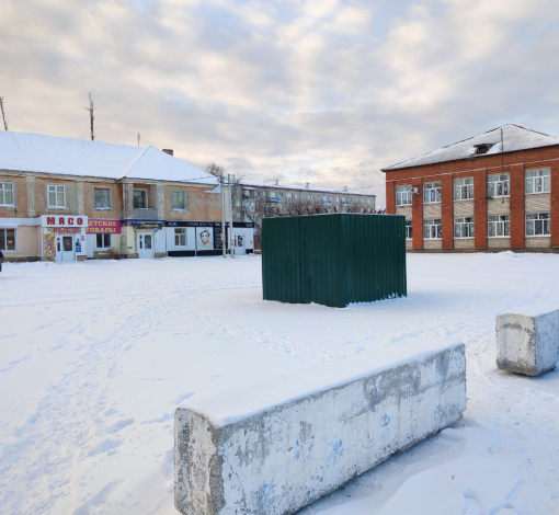 Пока что на праздничный снежный городок это мало похоже. 