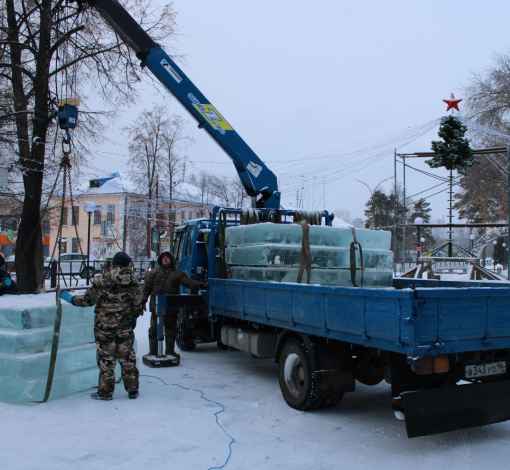 В сквере Победы закипели работы по созданию ледового городка к новогодним праздникам. 