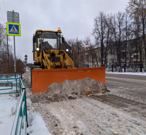 Снегоуборочная техника работает на автобусном маршруте.