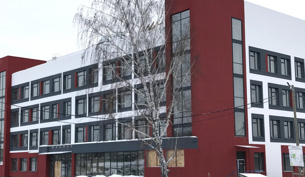 Новая поликлиника готова на 80%. Но когда к ней подведут воду и канализацию - непонятно