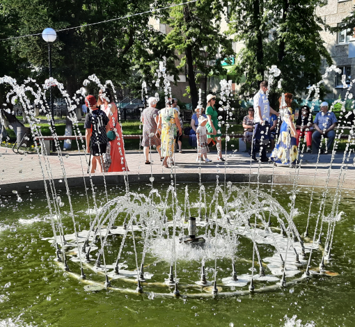 Скоро будем собираться у фонтана.