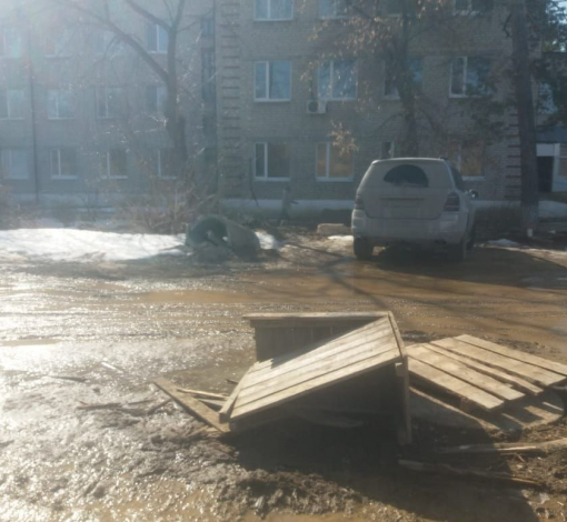 Прямо напротив роддома несколько вот таких сломанных щиов.