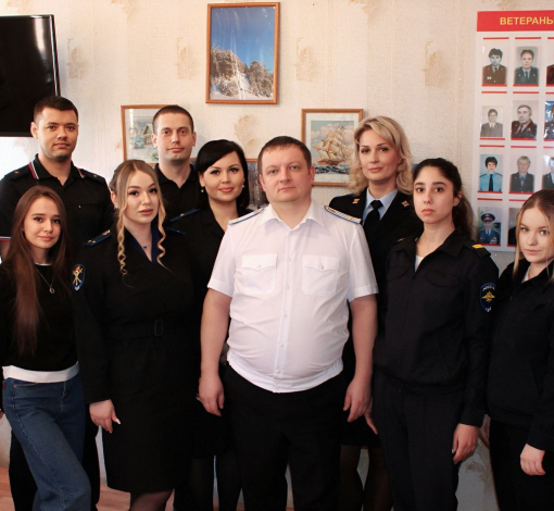 В следствии помогают друг другу - иначе никак.