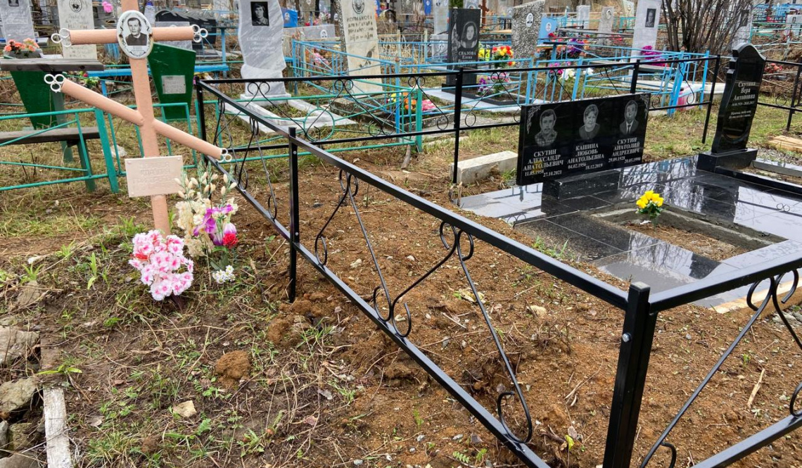 Не оскорбляйте память.  Могилу ветерана &quot;зажали&quot; соседними оградками