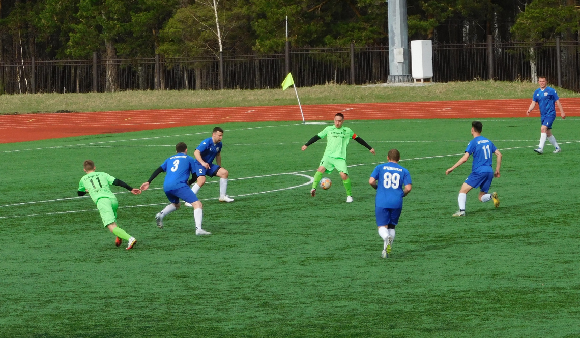 Поражение и победа. Артемовцы провели две первые игры на чемпионате области