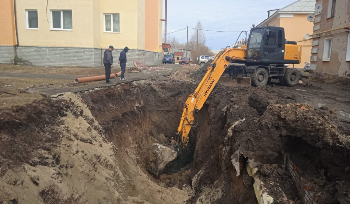Буланашские коммунальщики решили давнюю проблему прохудившегося коллектора