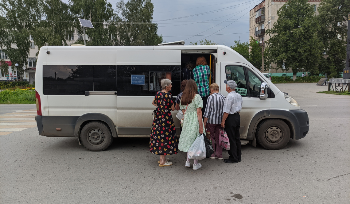 «Мы уже привыкли мучиться». Поездка 111 маршруту - испытание нервов и терпения артемовцев