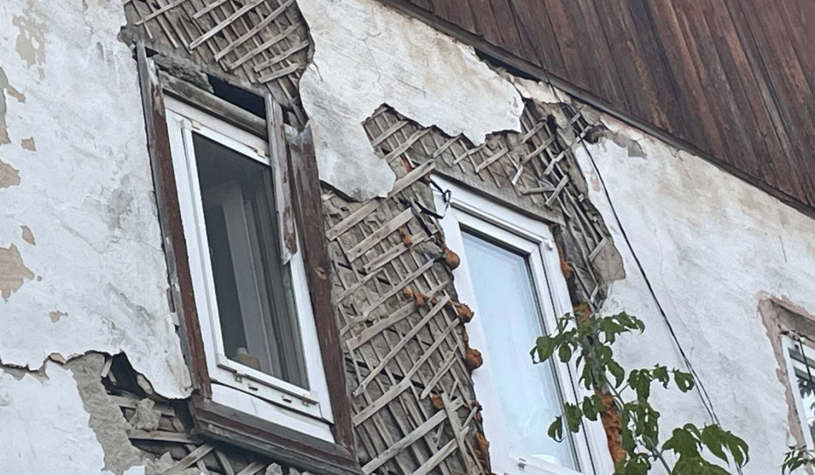&quot;Две колонны упадут и дом может рухнуть!&quot; Жильцы требуют признать здание аварийным 