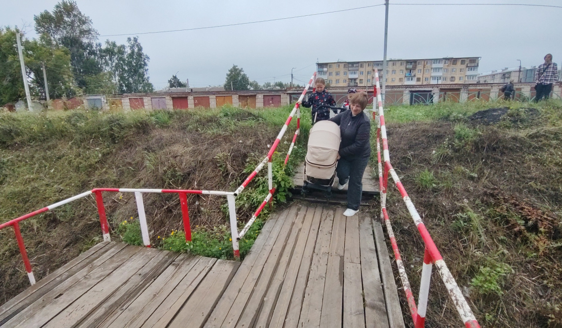 Переходы через железнодорожные пути в Артемовском обновляют, но результаты противоречивые