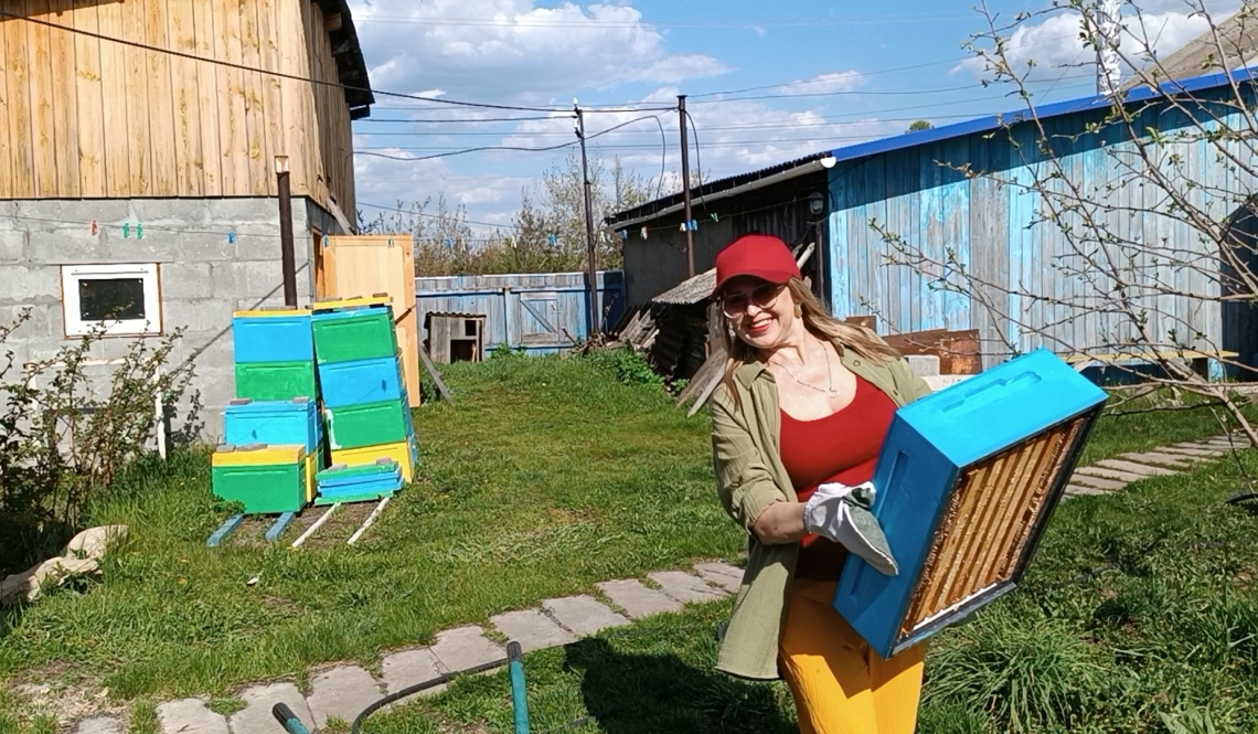 У пчёл семья, и у пчеловодов. Родные артемовского воина заменили его на пасеке