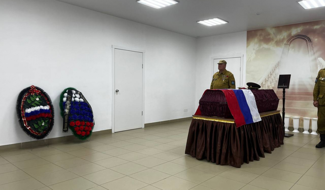 Впервые такое. В Артемовском на прощании с погибшим воином не было родных или друзей
