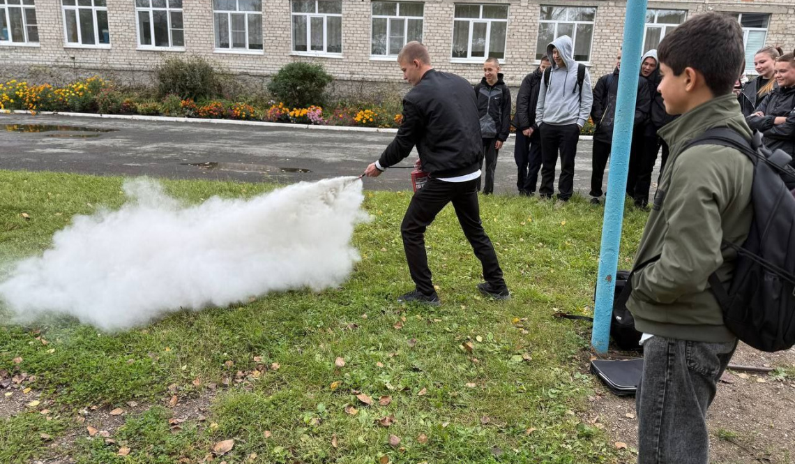 Артемовские школьники теперь умеют применять огнетушитель - научили на уроке безопасности