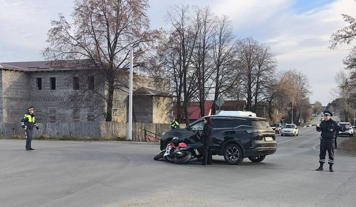 В ДТП у переезда в Артемовском пострадал мотоциклист. Он в больнице
