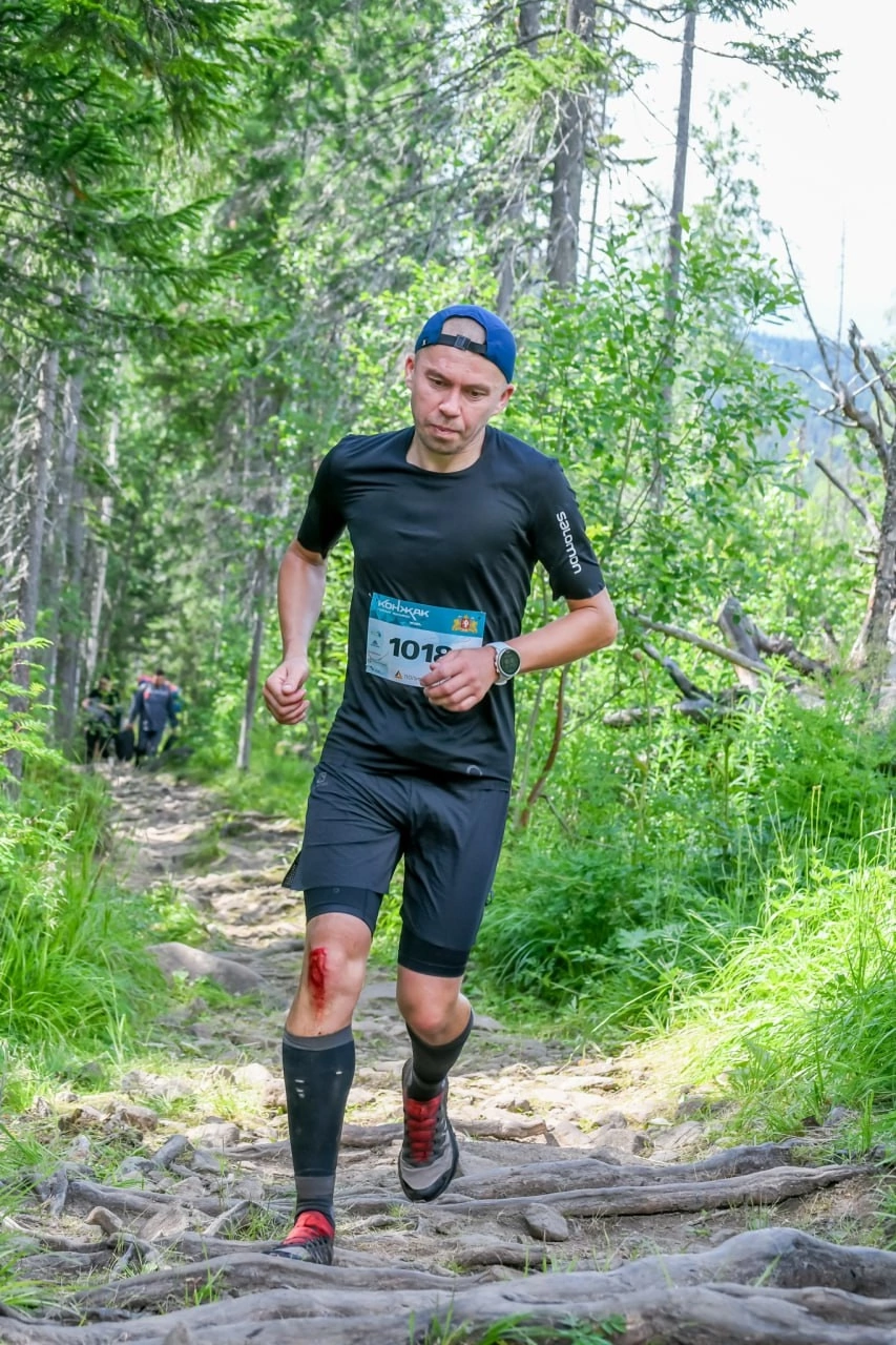 Артемовец Алексей Мурзин на сложной и опсаной горной трассе. Фото: Федерация легкой атлетики Артемовского МО.