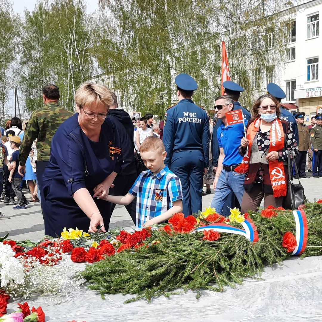 Артемовцы в дань памяти и уважения к подвигу поколения Победителей возлагают цветы к памятнику, Фото: Михаил Дудин, 